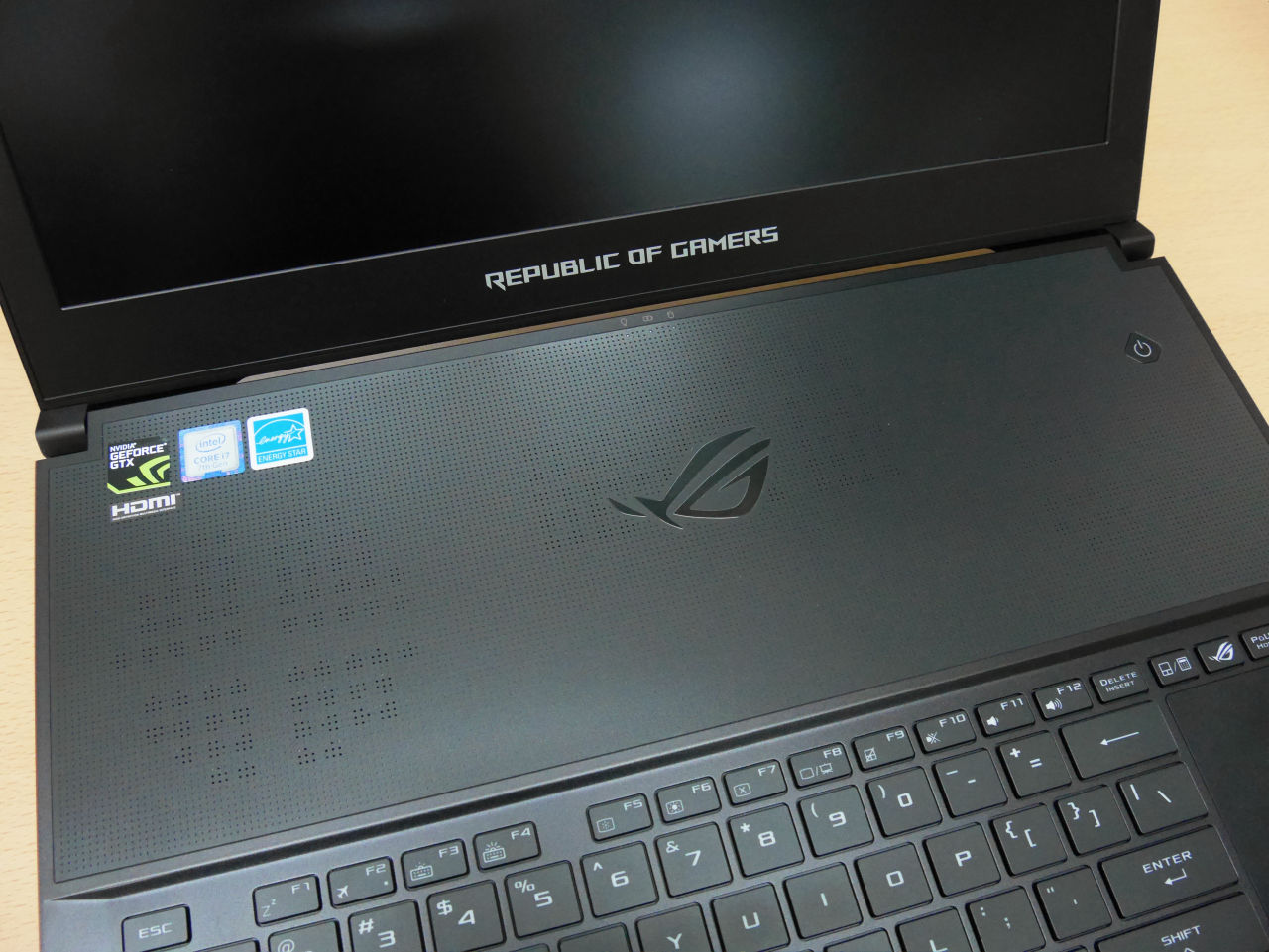 GTX1070を搭載する激薄のMAX-Q対応ゲーミングノートPC「ASUS ROG