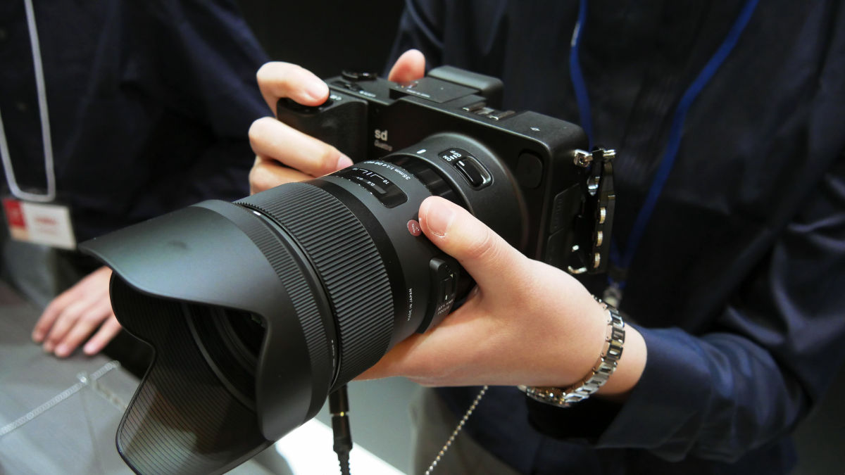 Foveon X3センサーQuattro内蔵のレンズ交換式ミラーレス一眼「SIGMA sd