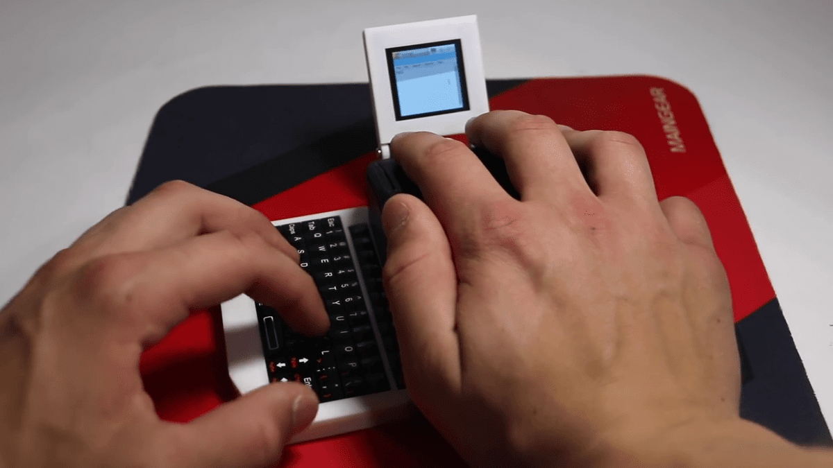 PCのマウスを改造してキーボード＆モニター付きのモバイルPCに仕上げた