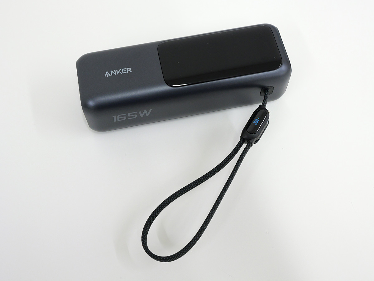 モバイルバッテリーのケーブル問題を解決するため巻き取り式