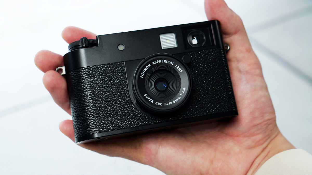 富士フイルムのフィルムカメラ風デジカメ「X half」の外観を詳しく