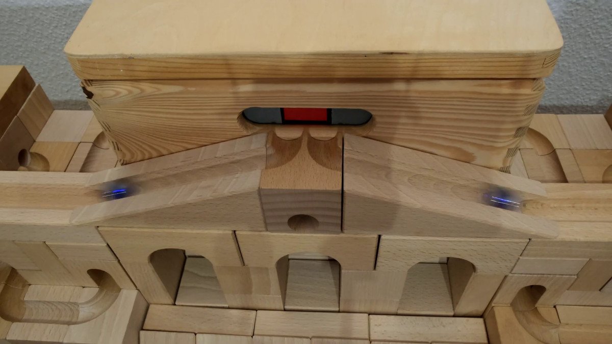 木製玩具CUBOROで作られたビー玉転がしのロングランコース - GIGAZINE