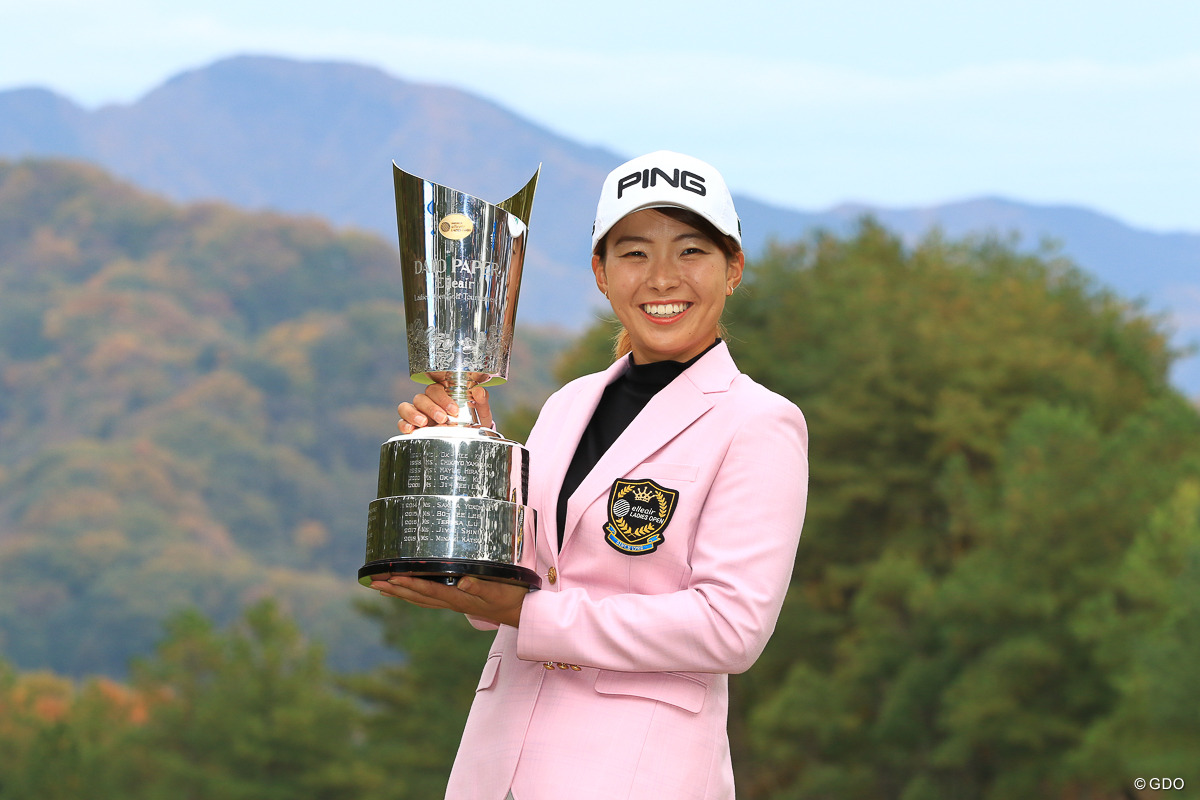 渋野日向子が涙の大逆転V 賞金女王決着は最終戦へ 【国内女子ツアー