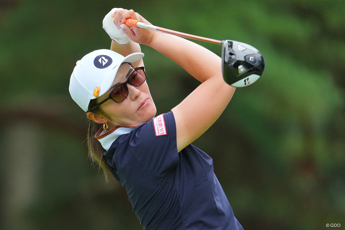 ボールが木にめり込む悲劇… 渡邉彩香は痛恨トリから巻き返しへ 【国内