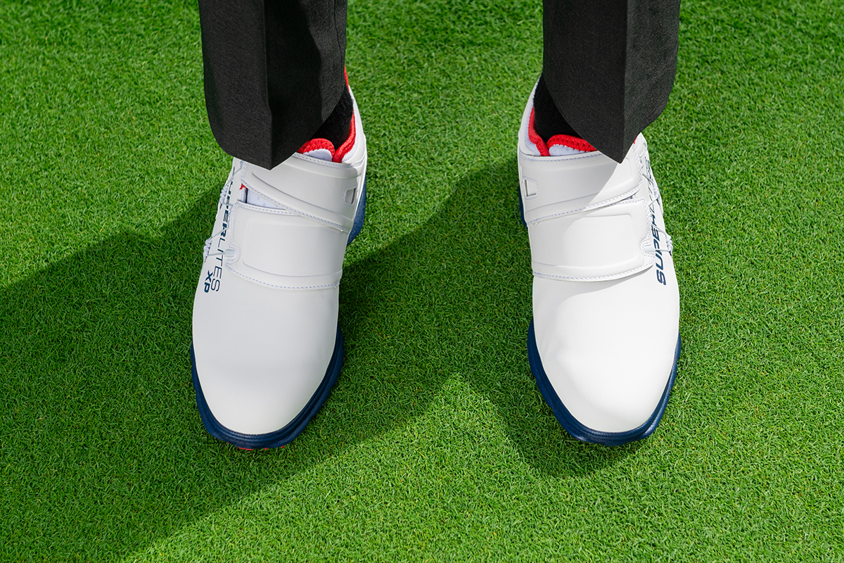 フットジョイ「スーパーライト XP ボア」を試し履き その軽さ“キャベツ