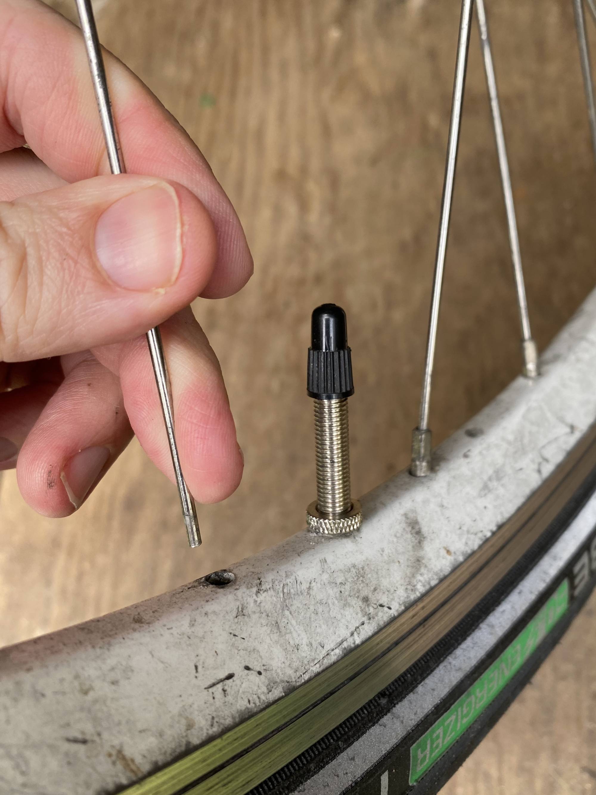 ロードバイクのスポークが折れちゃったんだけど。これってどれくらい