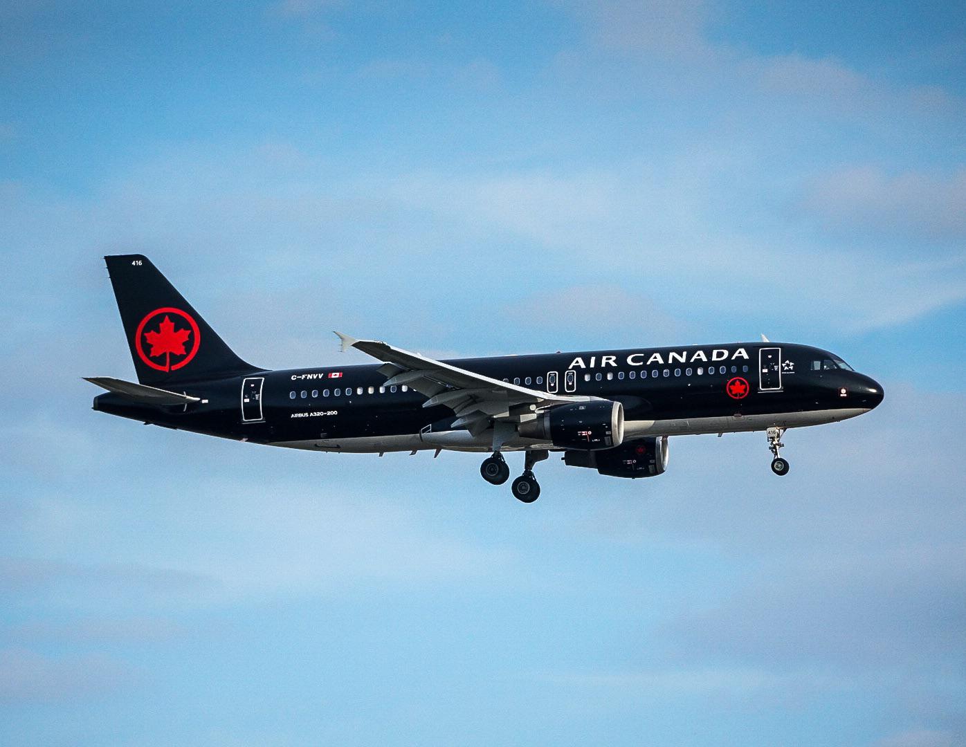 エア・カナダのA320-211 (C-FNVV) が、新しく塗装された黒いカラー