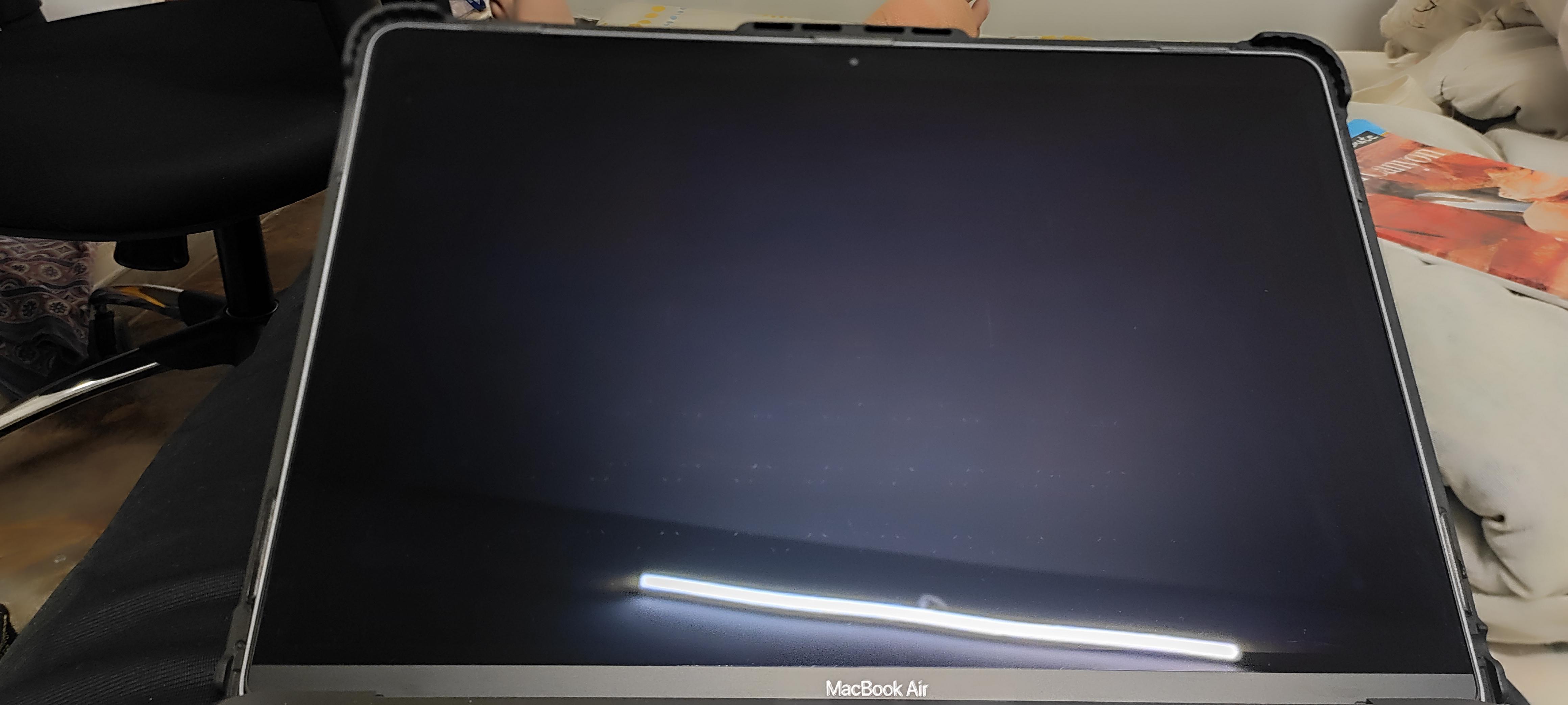 MacBook Air M1のキーボードに、ずっと残る跡があることに気づいた : r