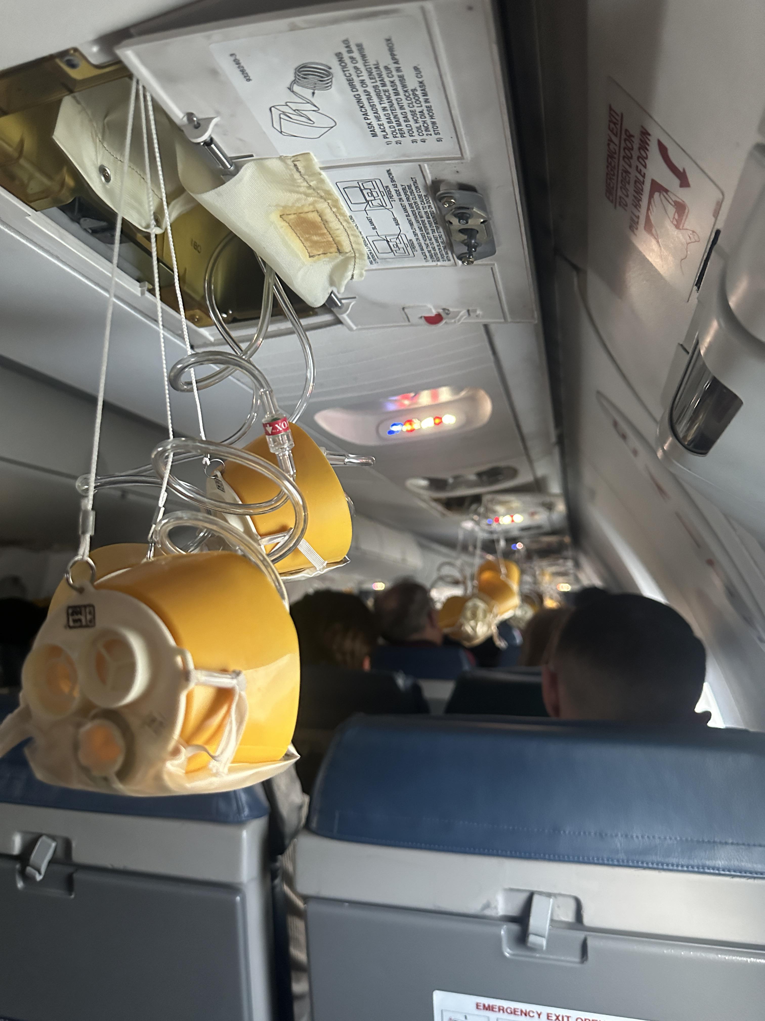 初めてだよー離陸のためにタキシング中に酸素マスクが落ちてくるなんて