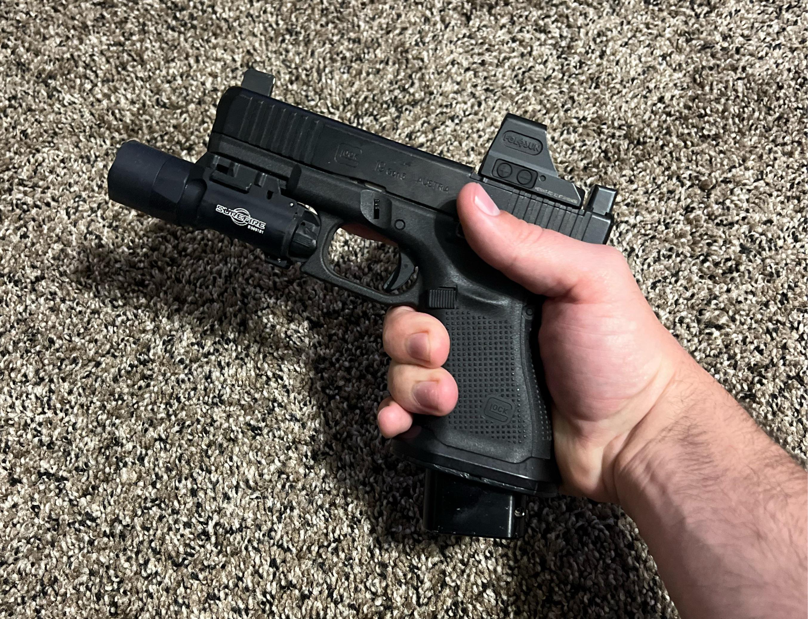 Glock 19 用のレザーホルスターで、Surefire x300 ライトに対応して