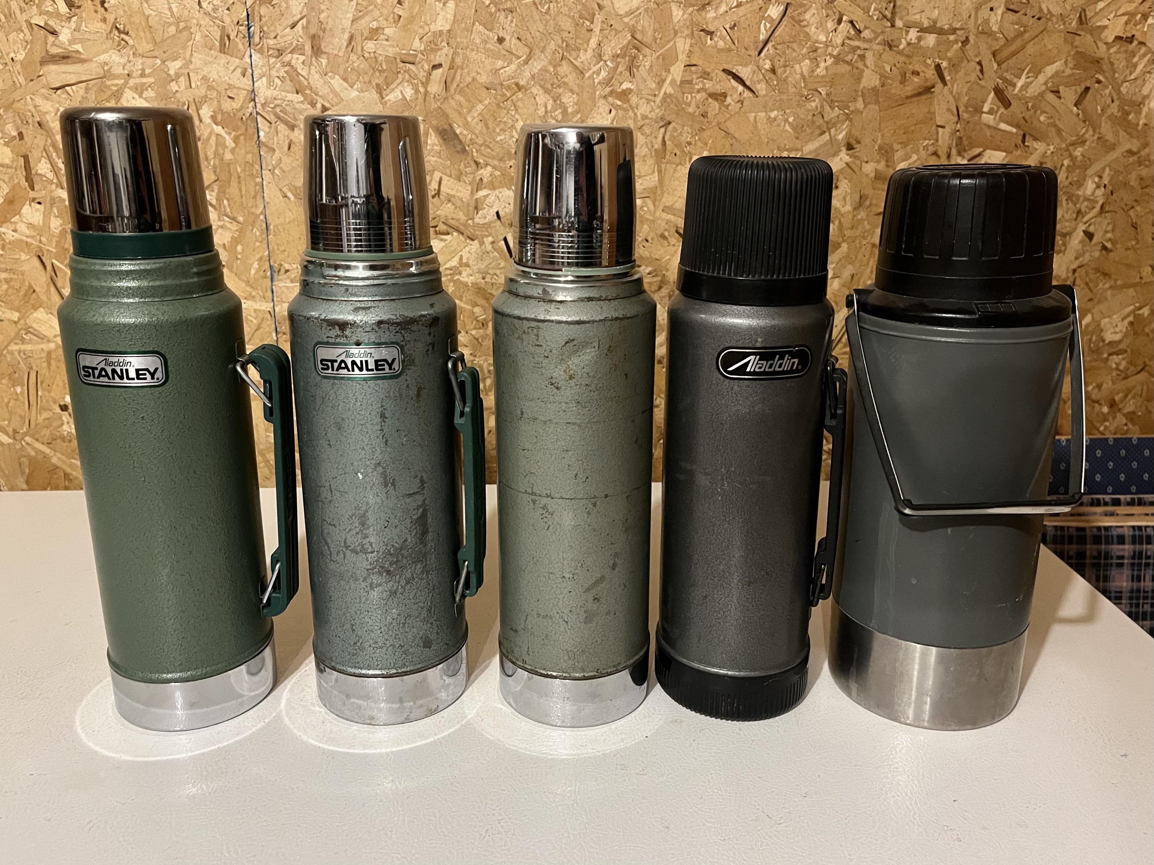 アメリカ製のスタンレー・アラジン真空ボトルコレクション。左から右へ