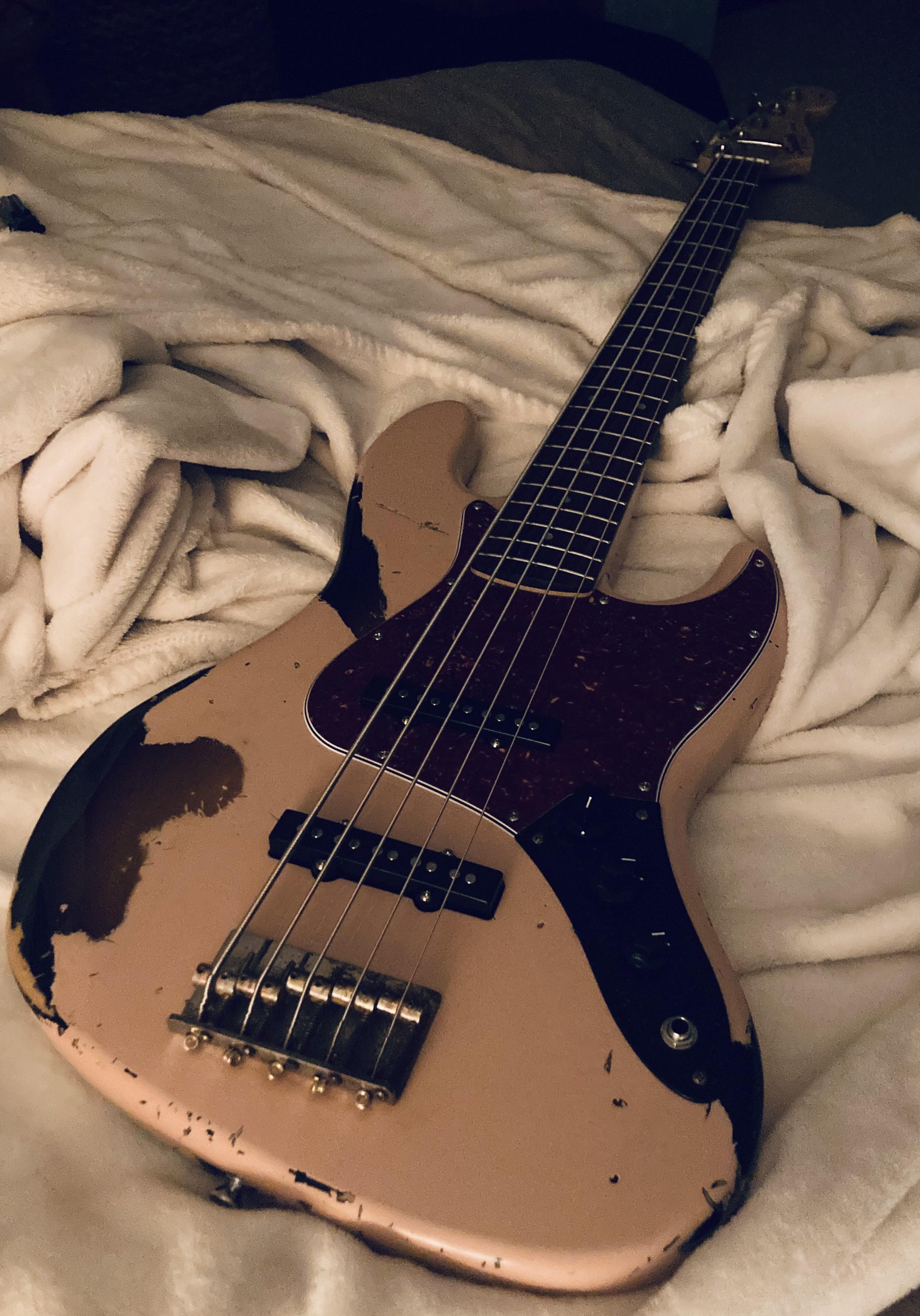 Fenderは、俺を怒らせるためだけにFleaシグネチャー・ジャズベースを