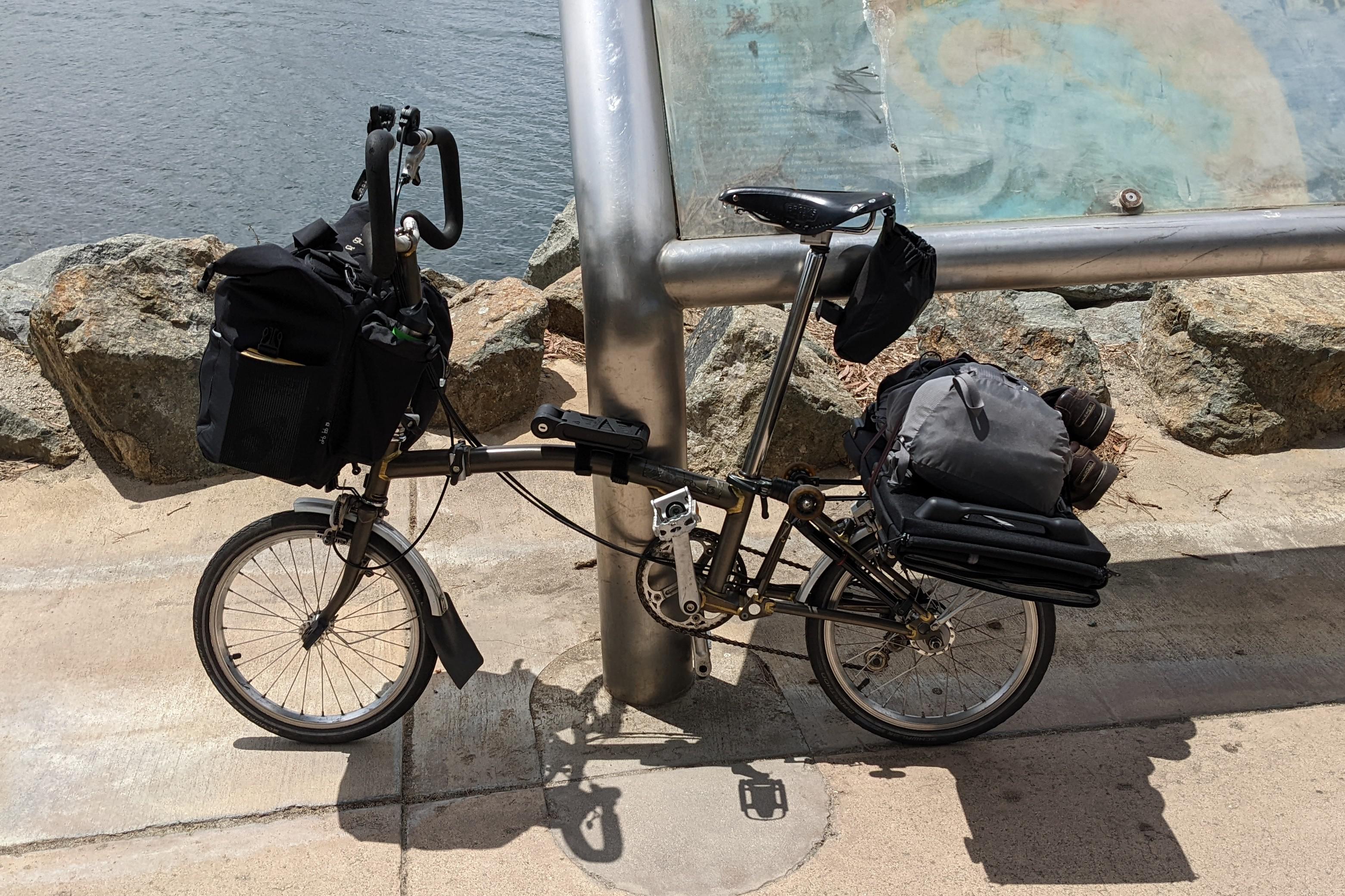 T-bagとB-bagと空港に向かってる途中だよ : r/Brompton