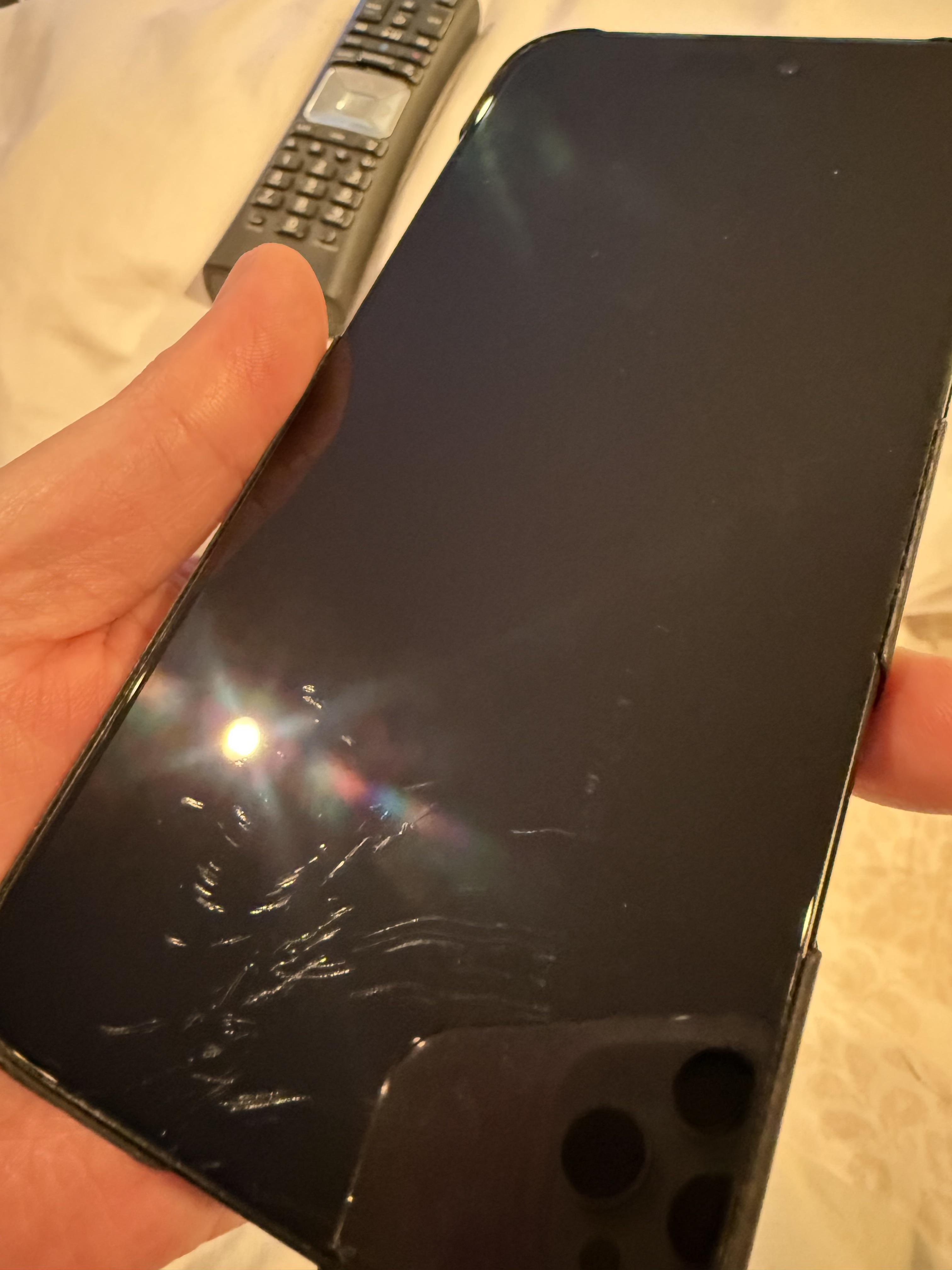 ポケットに入れてただけで画面に傷がついた。ありえないんだけど : r