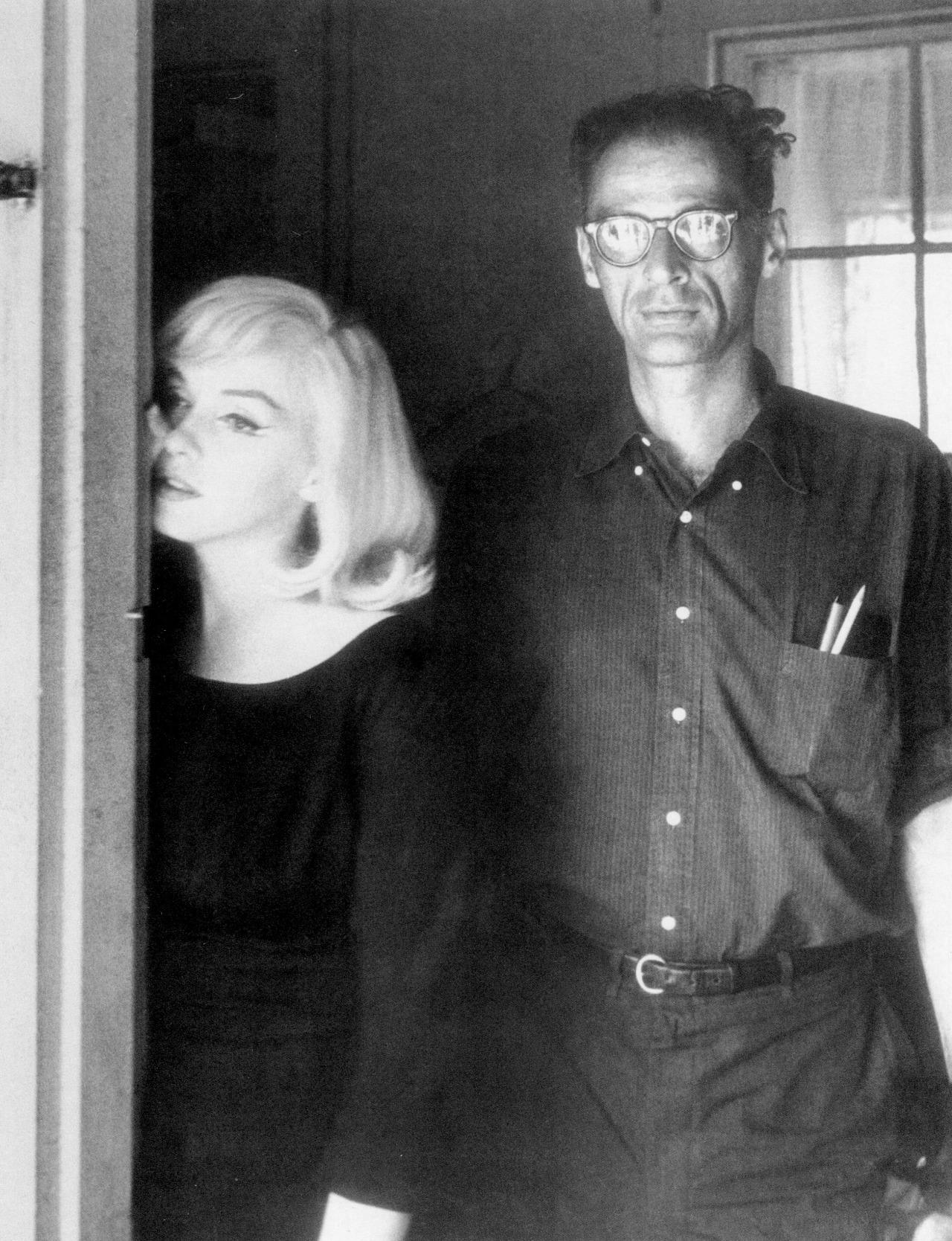 マリリン・モンローとアーサー・ミラー、『荒馬と女』の撮影現場にて