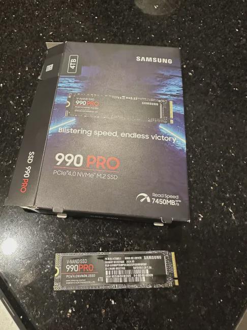 偽の Samsung 990 PRO SSD : r/homelab
