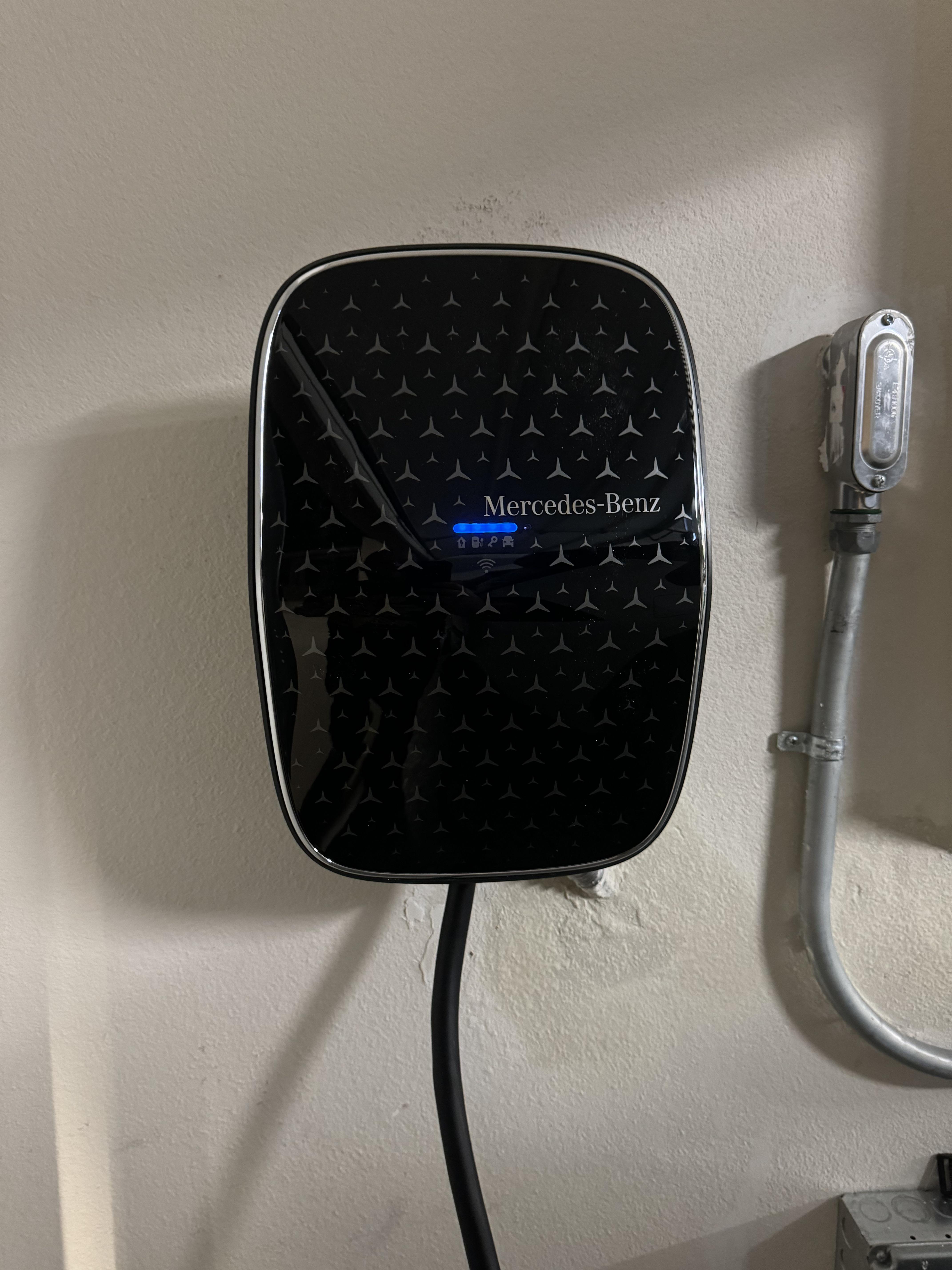 メルセデス・ベンツのウォールボックス！ 助けて！ : r/evcharging