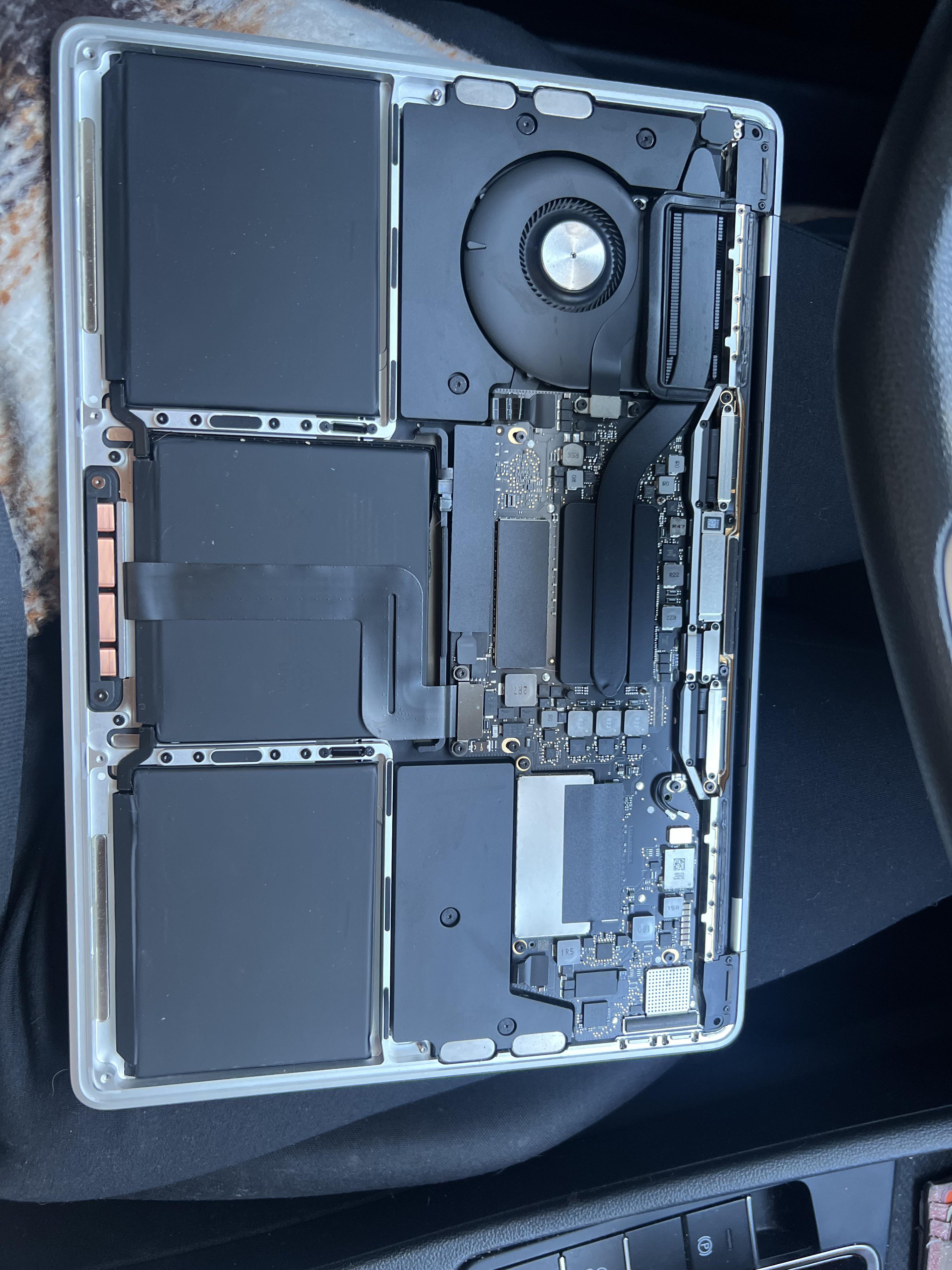 MacBook Pro (2017, i5, 13インチディスプレイ) が今朝、ちょっと水