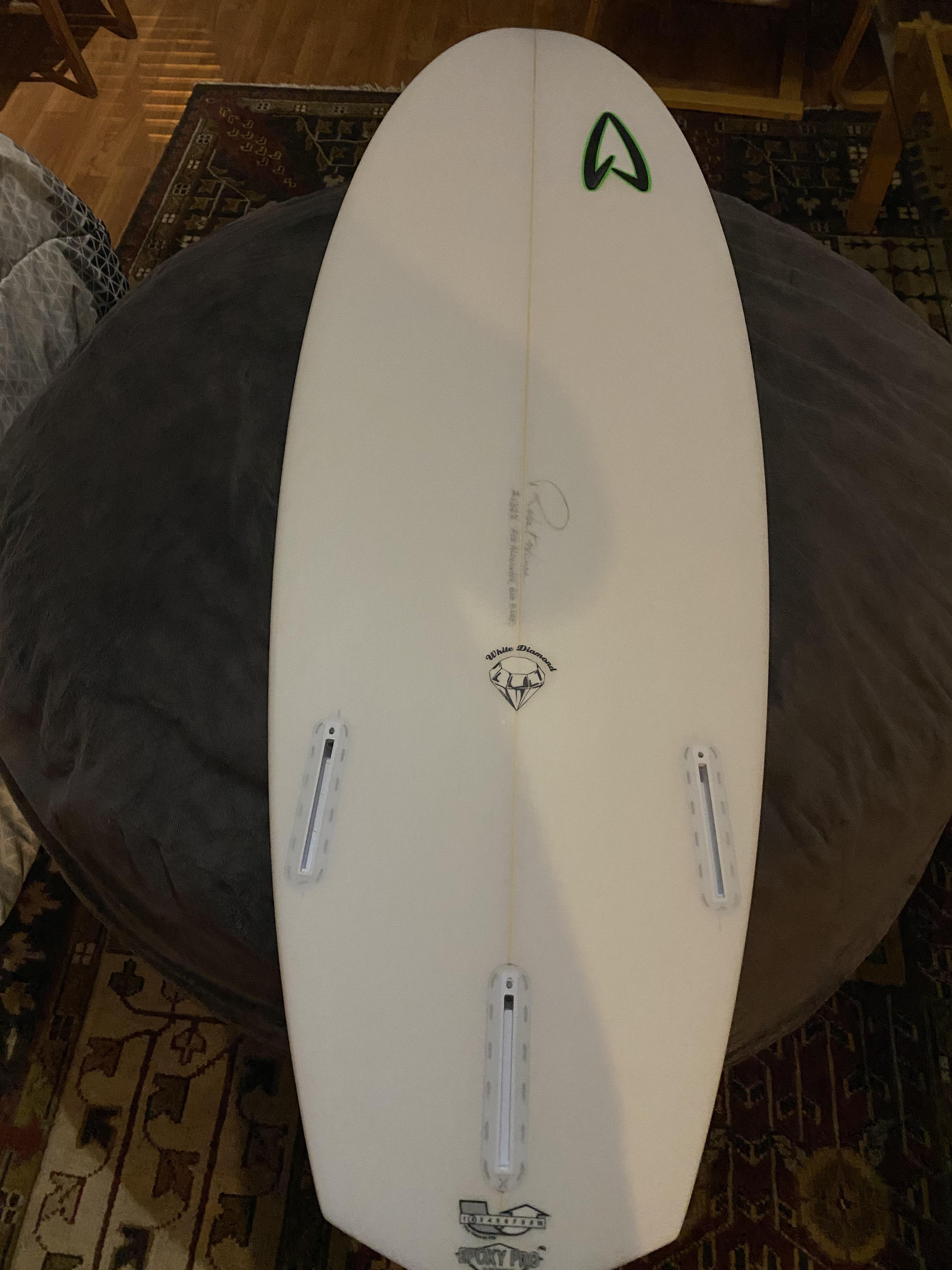 New board porn: roberts white diamond : r/surfing