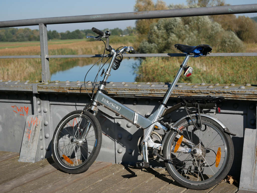 橋の上の自転車：ジャイアント・ハーフウェイ : r/bicycling