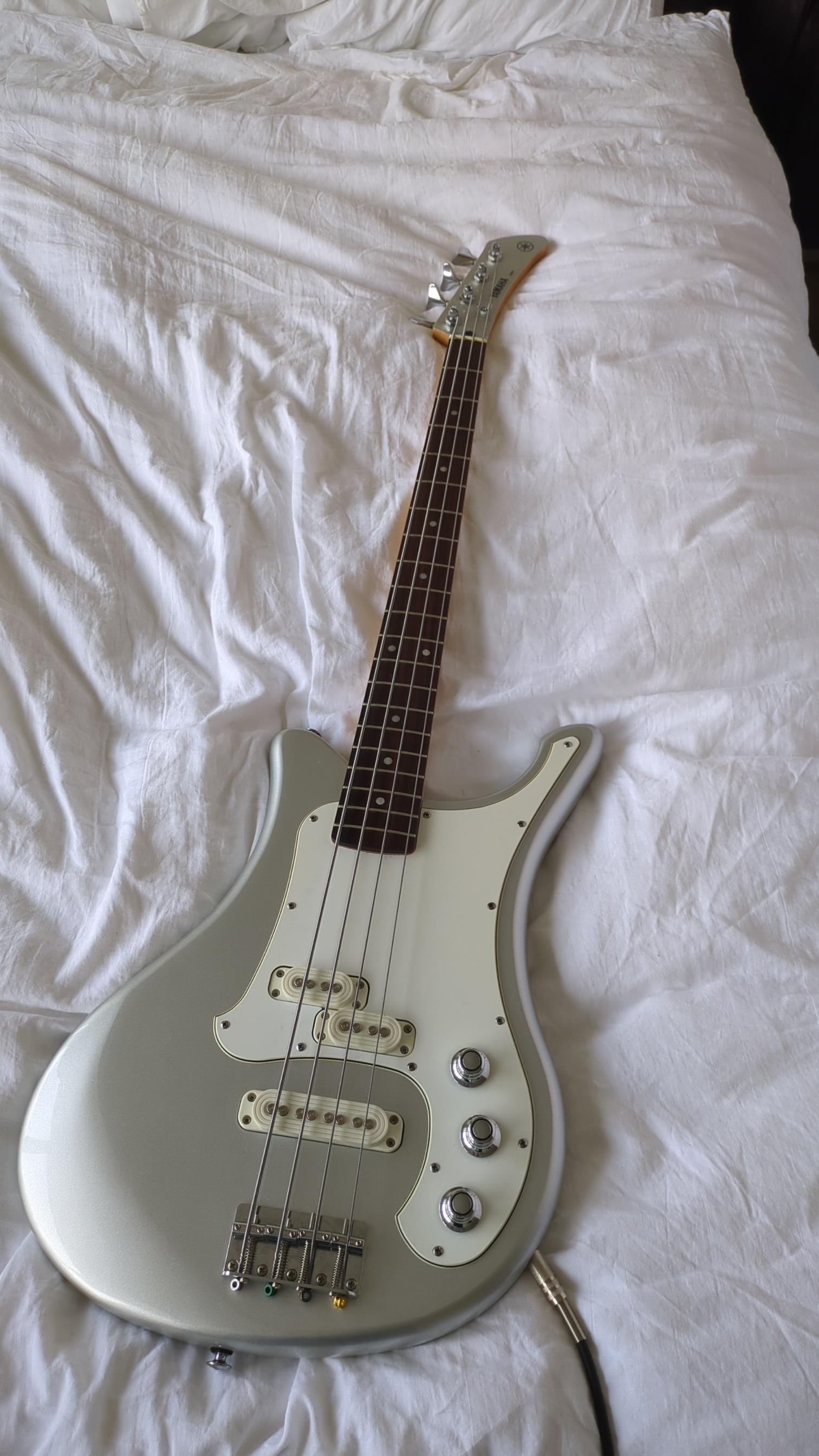 今日、2本目のベースとして、このシルバーのヤマハSBV 550を手に入れ