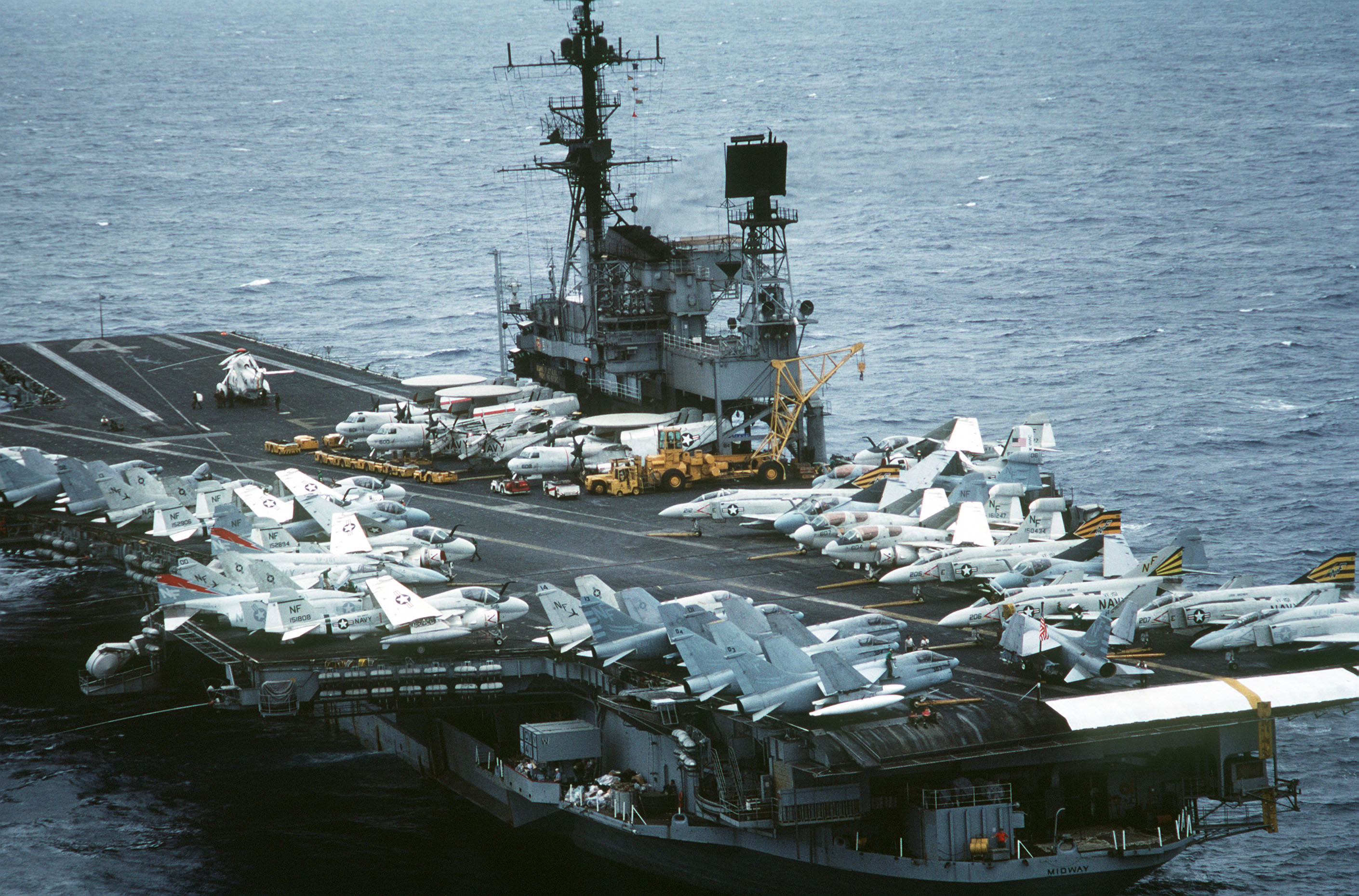 2820 x 1860] 空母 USS Midway (CV-41) の飛行甲板の俯瞰図、1984年5月
