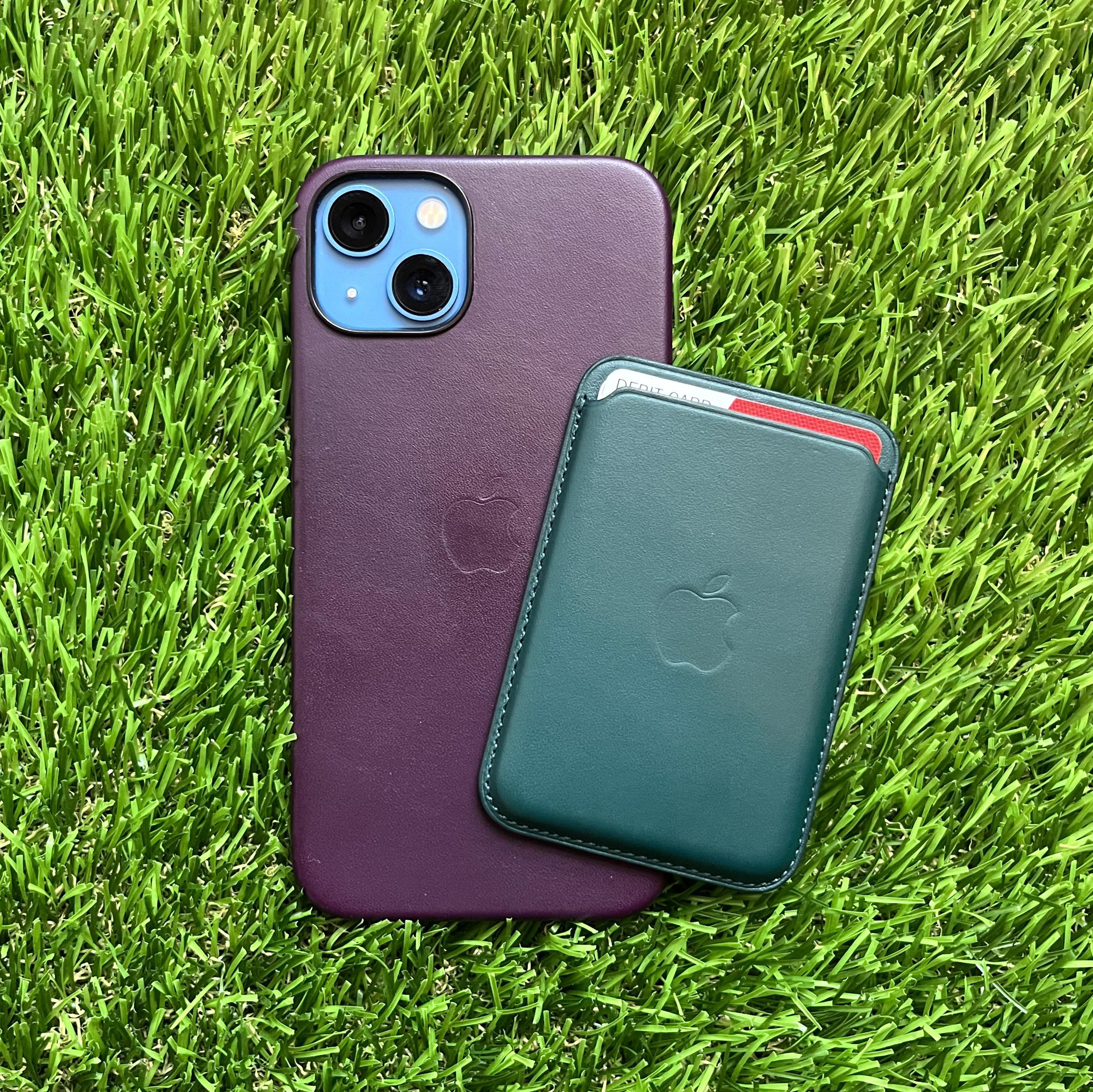 iPhone 13 w/ ダークチェリーレザーケース & フォレストグリーンの