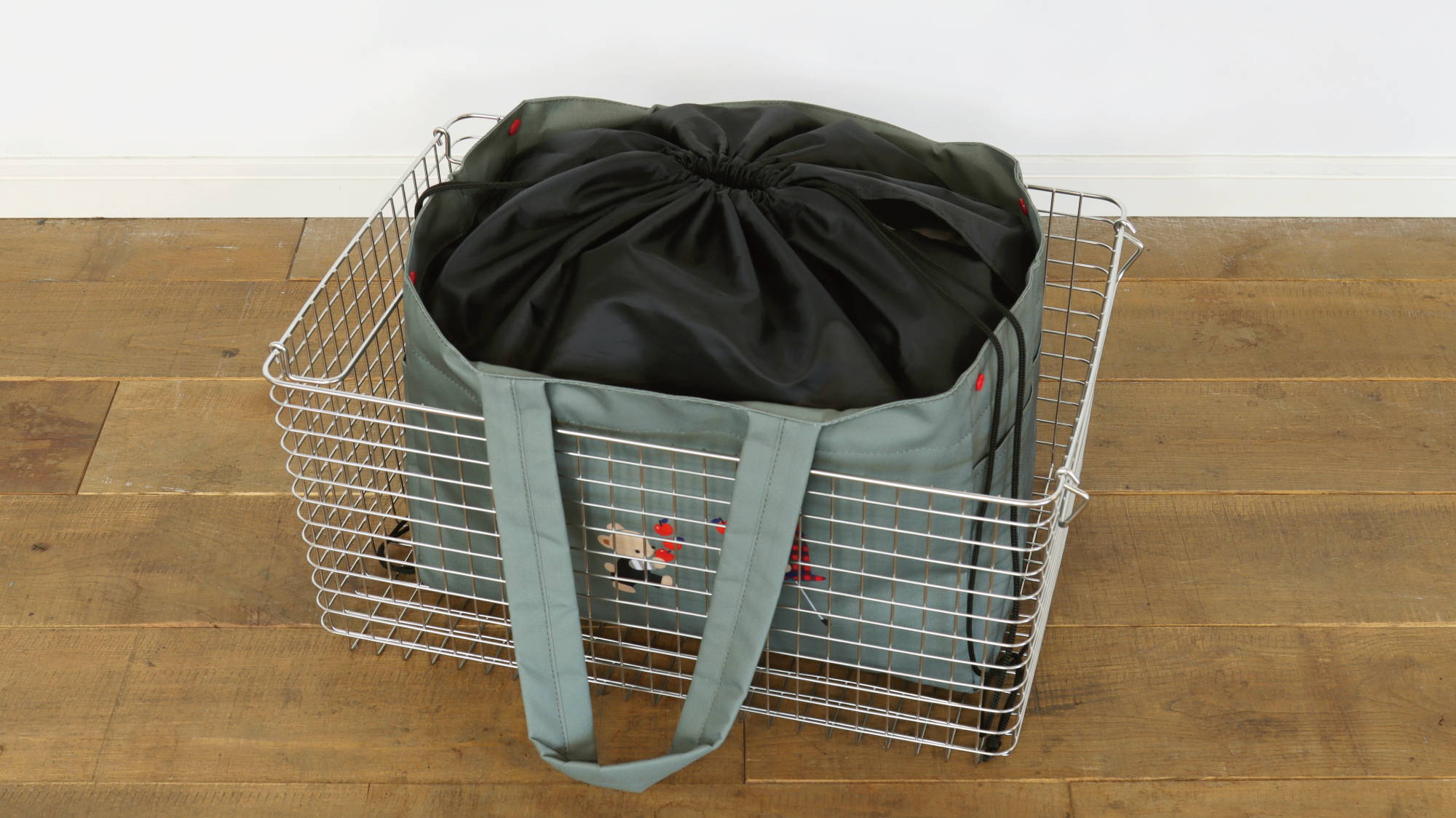 新作ニットと合わせてノベルティの「保冷ショッピングバッグ」が登場