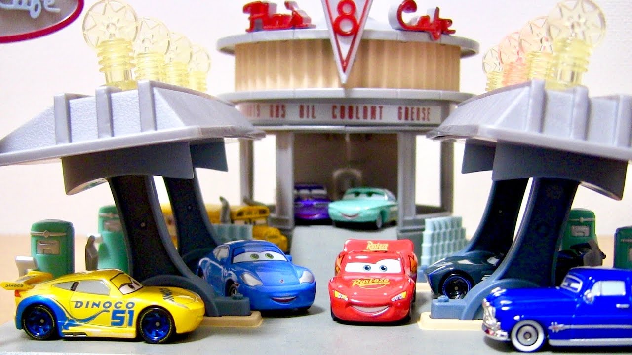 劇中で登場したみたいに綺麗に光るカーズのV8カフェのプレイセットを