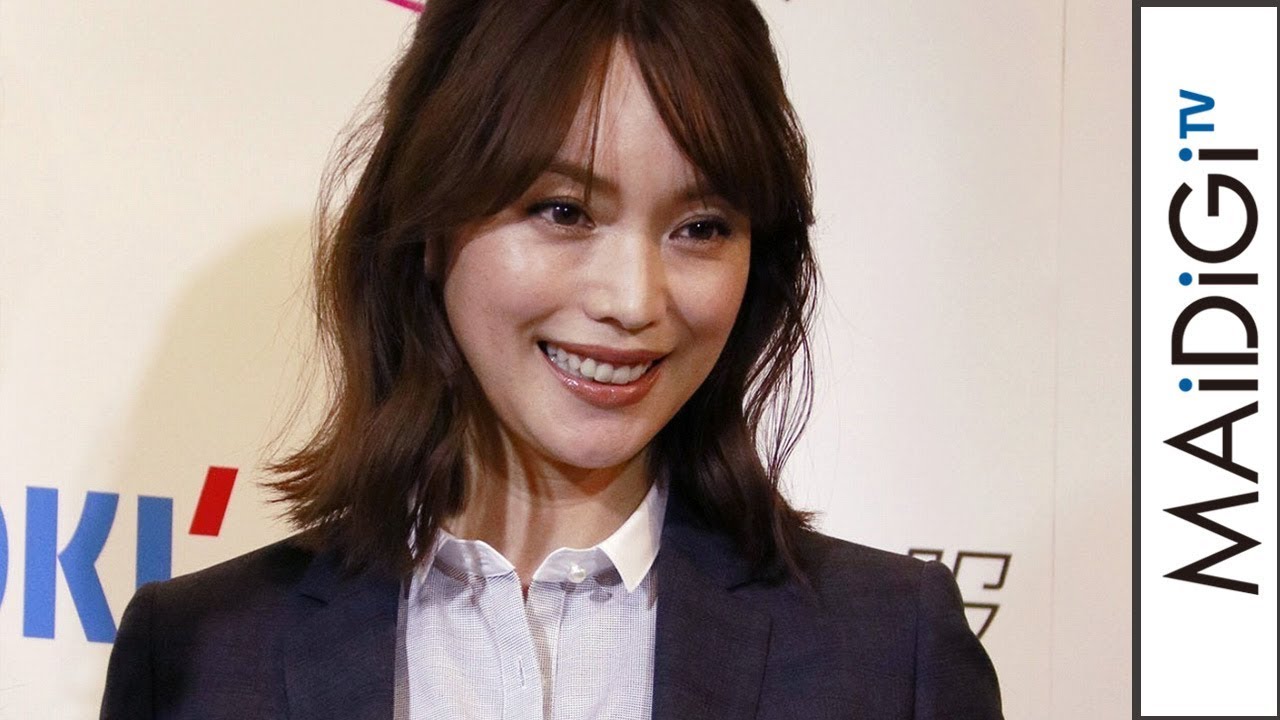 蛯原友里、パンツスーツに女性らしさをプラス 甘すぎない小物選びで