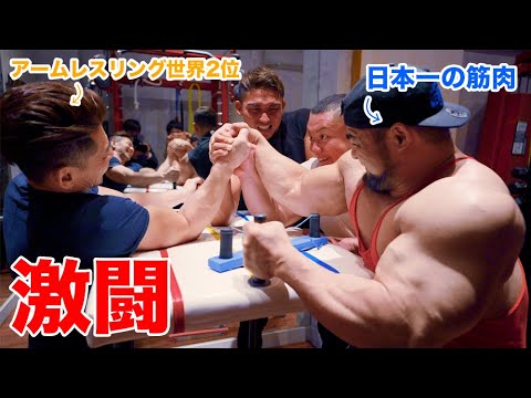 Arm wrestling] Weighing in at 115kg, with the strongest muscles in