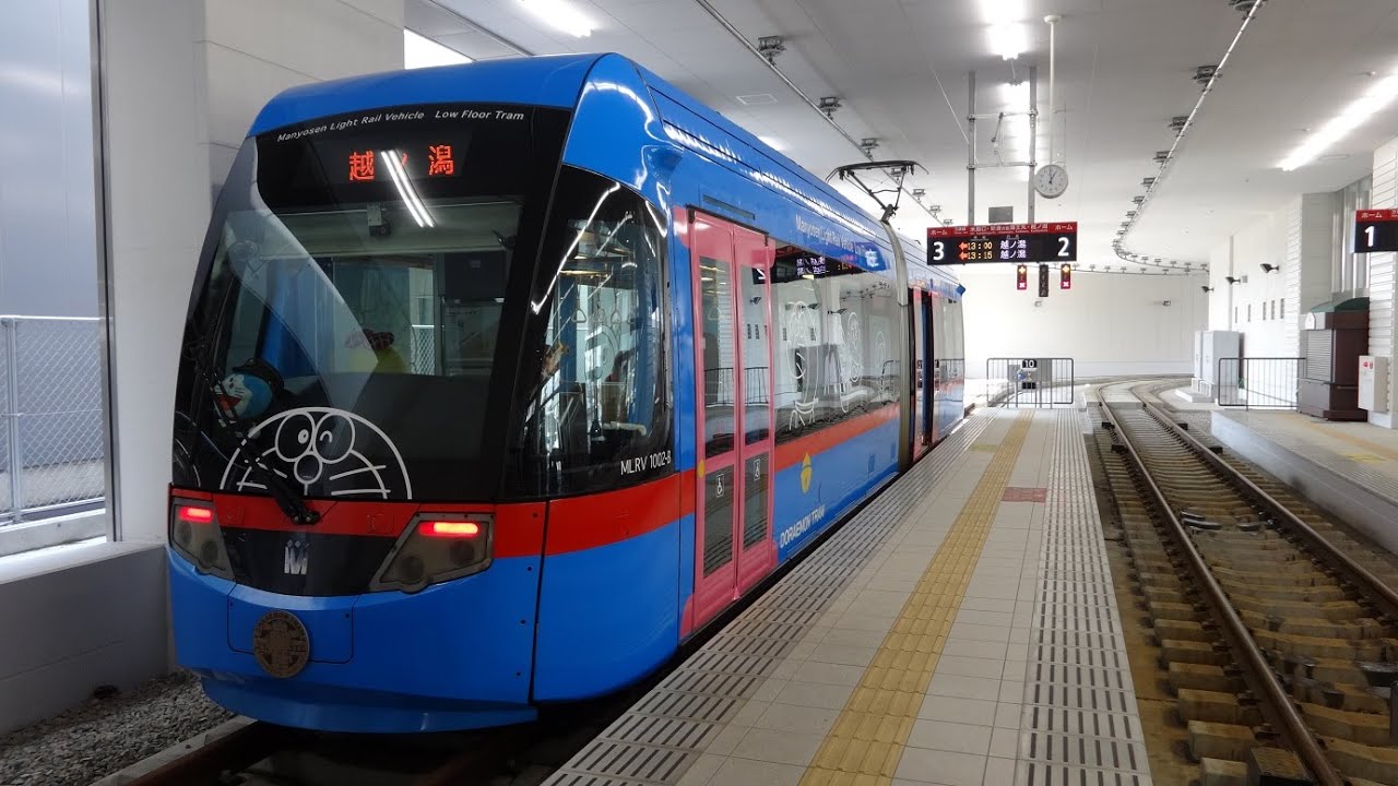 万葉線のドラえもんトラム！MLRV1000形1002(アイトラム) 高岡駅電停