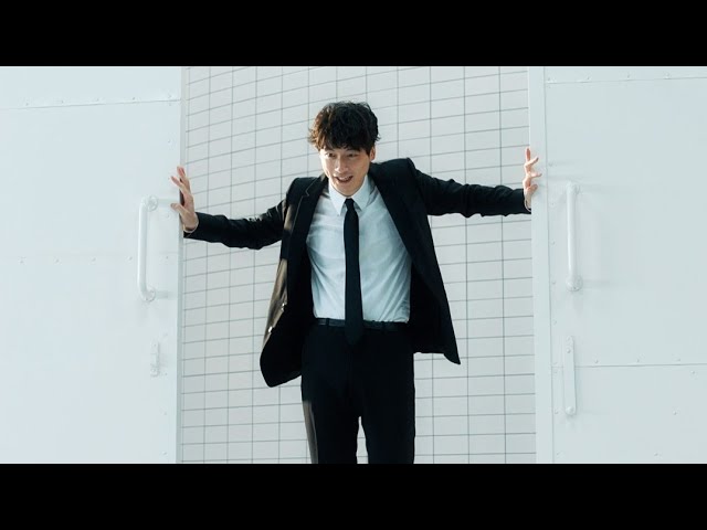 坂口健太郎、黒スーツ姿でスタイリッシュに登場！猫に話しかける姿が