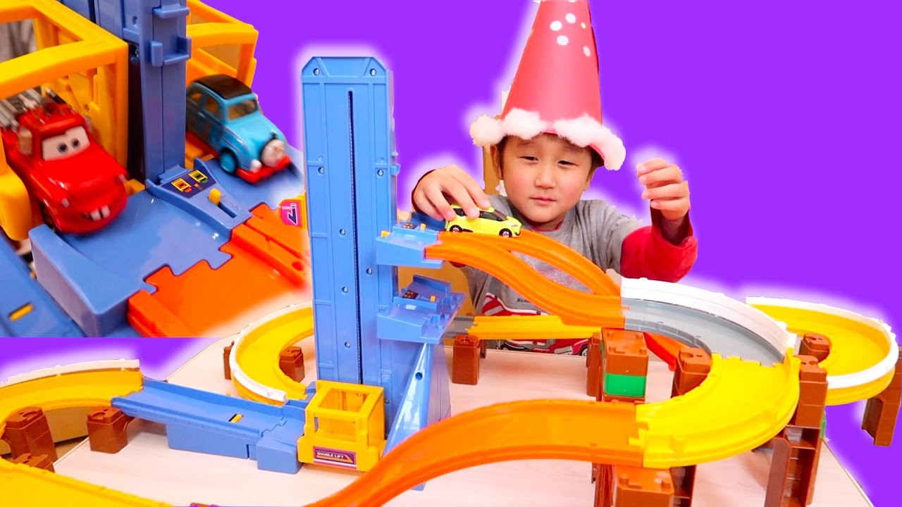 トミカシステム5WAYダブルリフトどうろセットで競争＆ジャンプ！【かと