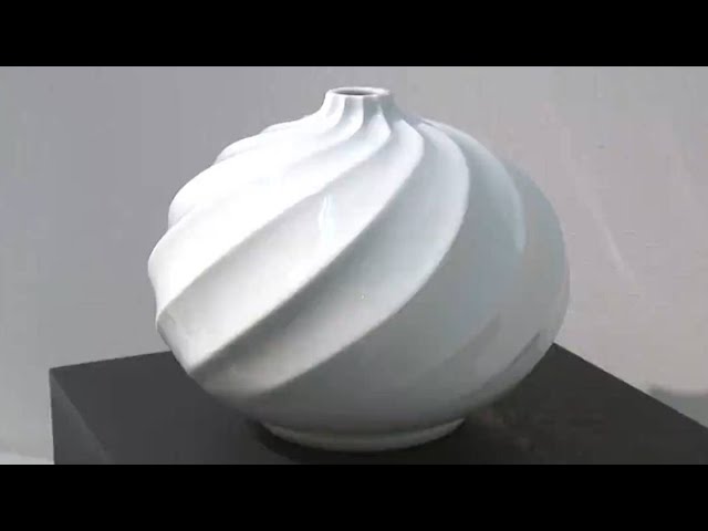 有田焼の人間国宝・井上萬二さんの作陶展 94歳を迎えた熟練の技「白く