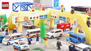 The traffic lights light up and make sounds! Tomica Town's Sound