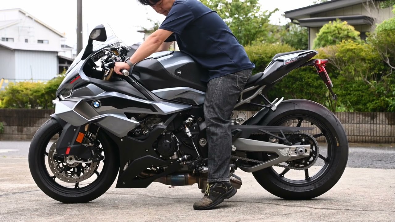 S1000RR 2025年型 ローダウンでシート高795mm 身長165㎝ 股下72～3cm