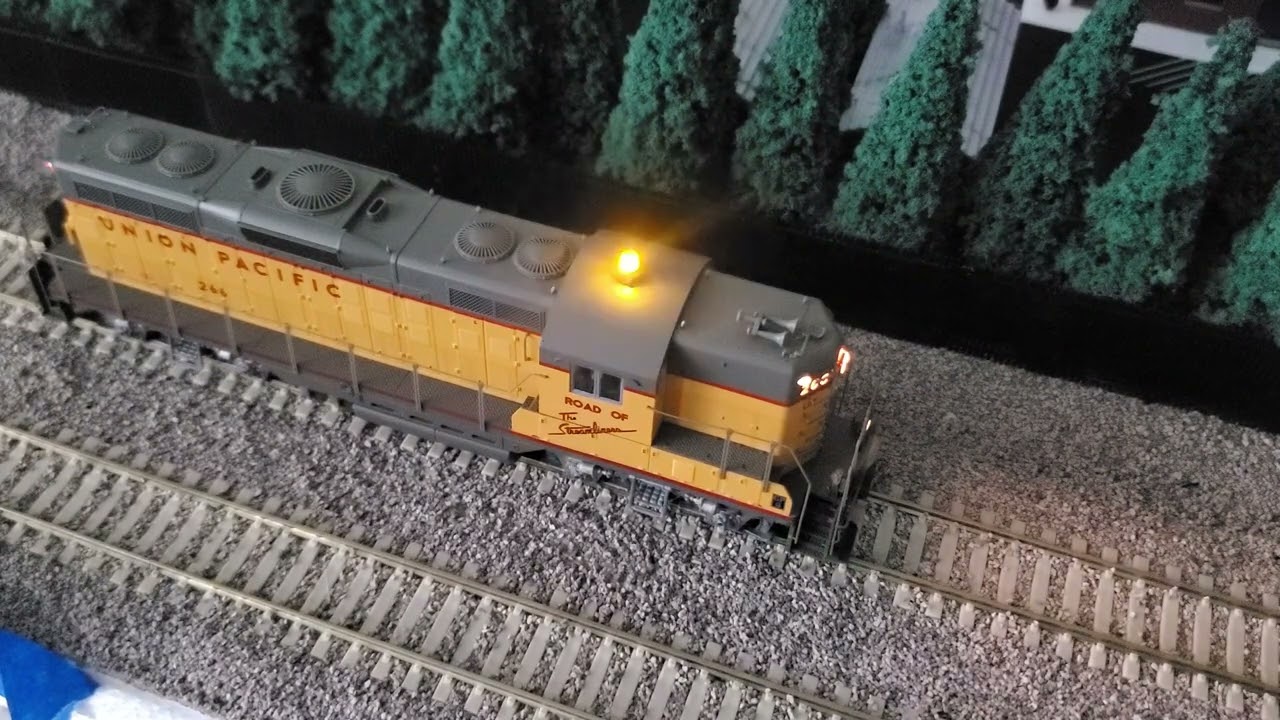 HO Scale LifeLike Proto2000 GP9 Added Lights - YouTube