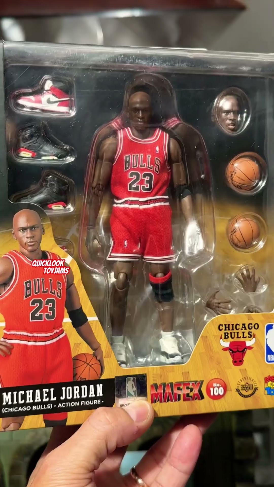 MICHAEL JORDAN Mafex 100 QUICK LOOK Review - YouTube