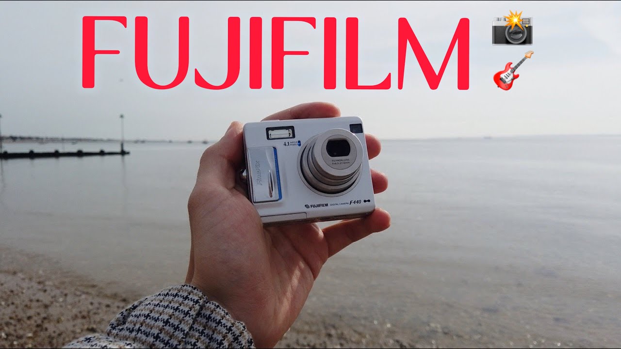 Taking an old digital camera to a gig in London (FUJIFILM Finepix