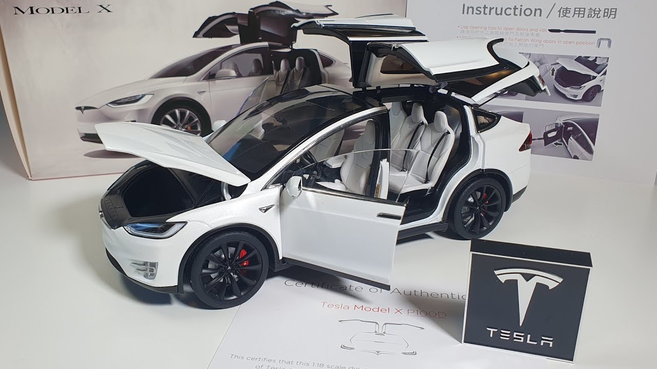 Tesla Model X diecast replica in 1:18 scale - detailed review
