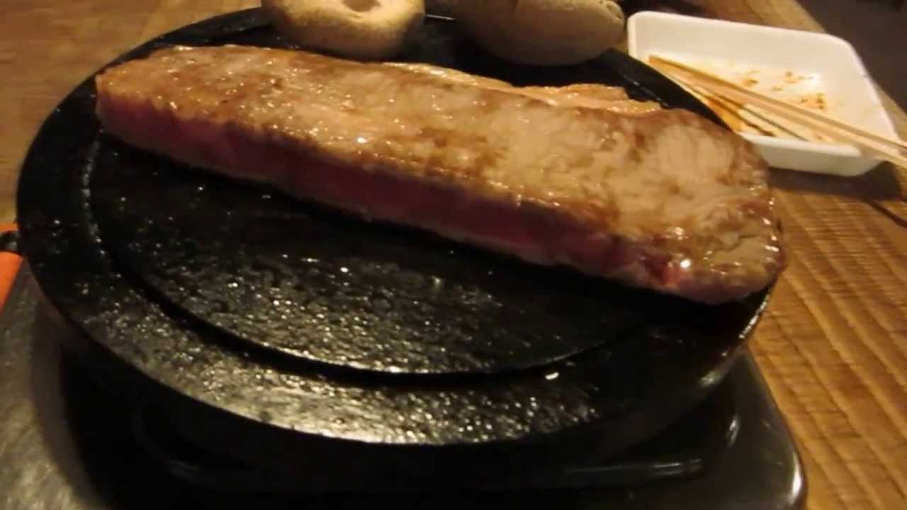 溶岩プレート大雨のため室内でバーベキューステーキ。世界遺産富士山