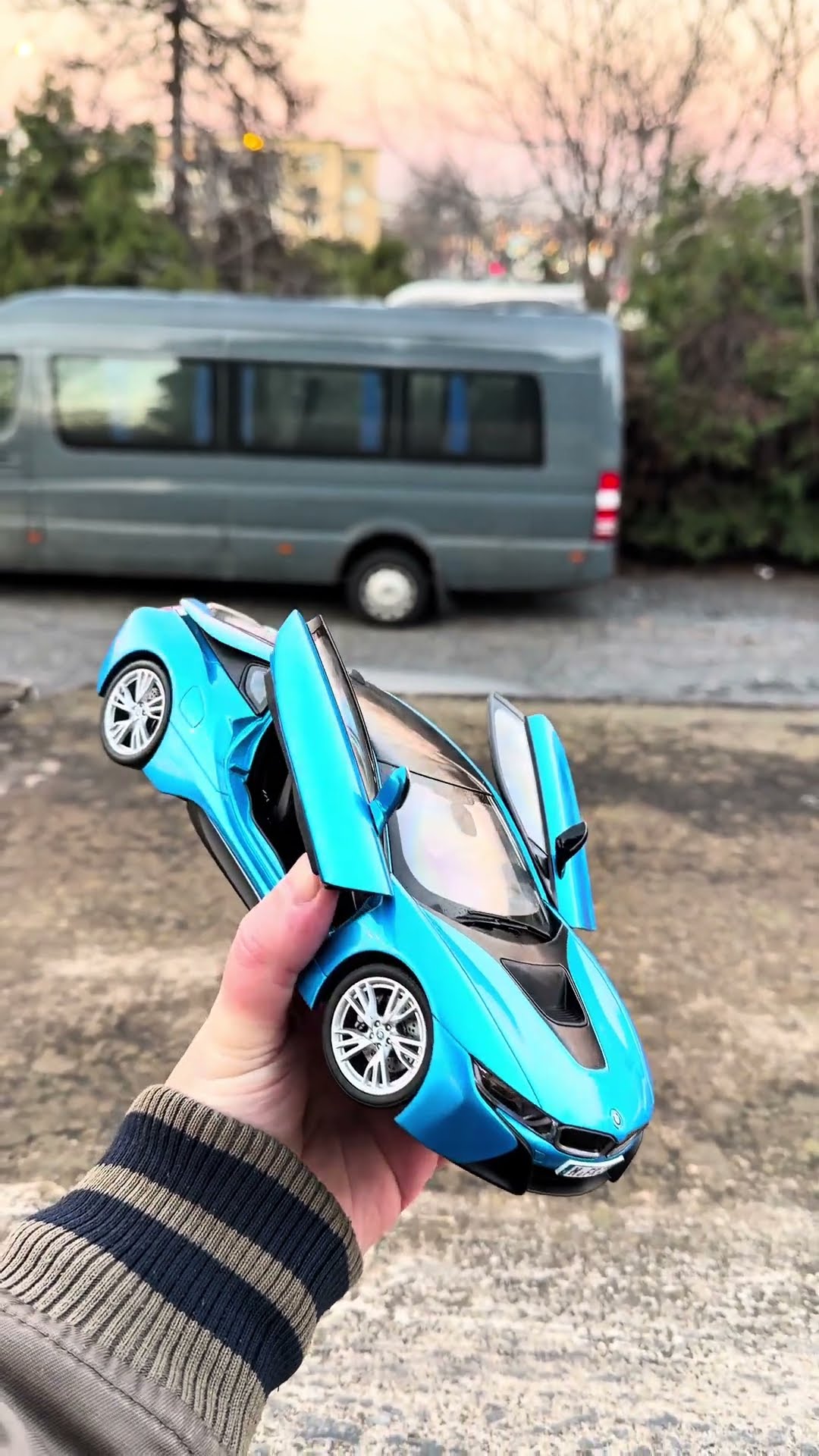 BMW i8 by Paragon 1:18 scale - YouTube