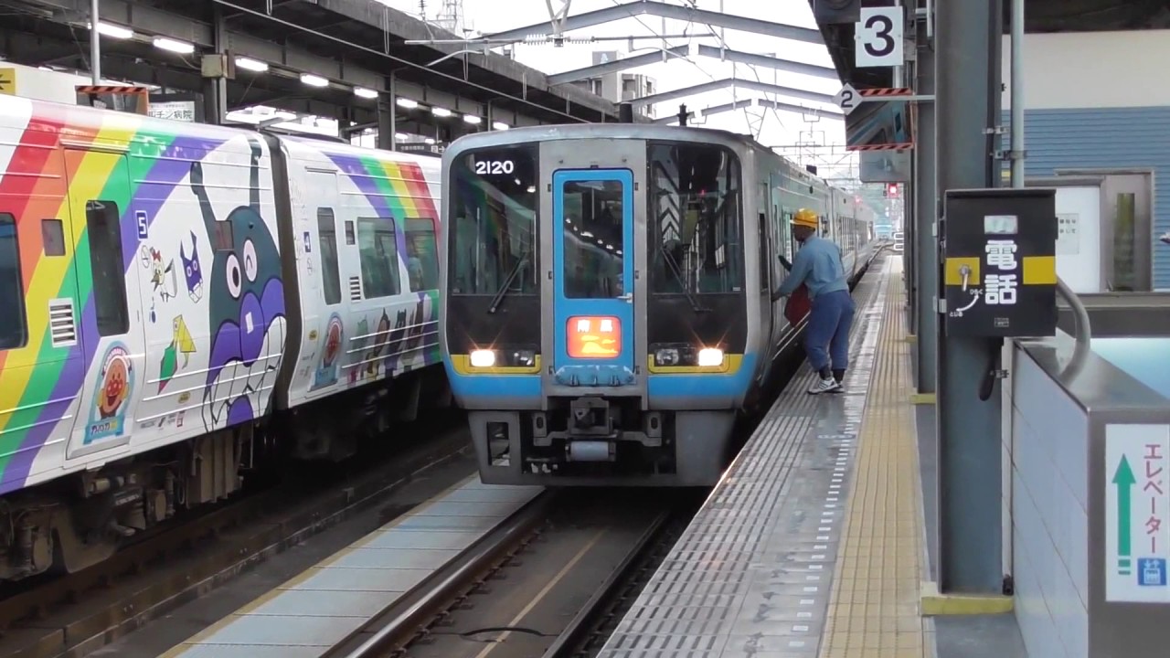 JR四国 N2000系気動車特急｢うずしお｣と2000系気動車特急｢南風｣の宇多津