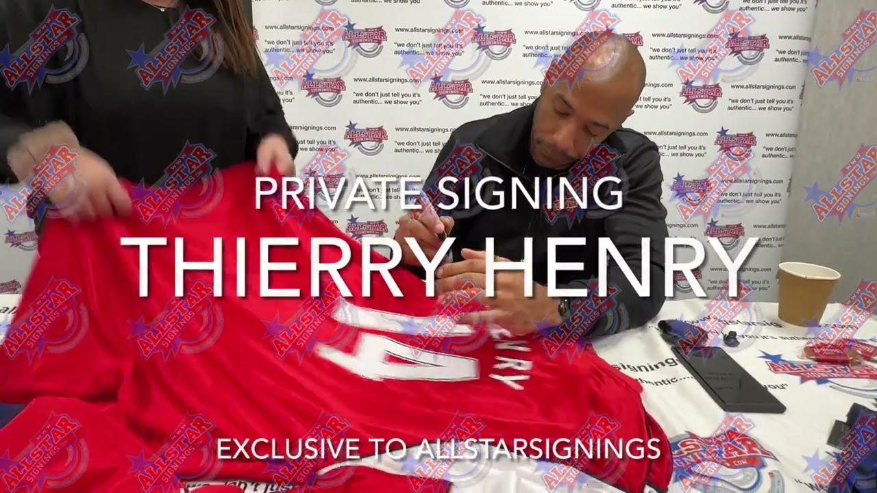 ティエリ・アンリがアーセナル 14 のユニフォームにサイン