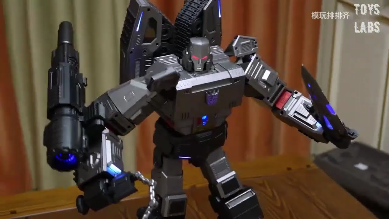 Impressive motion design - Robosen Transformers 40th Anniversary