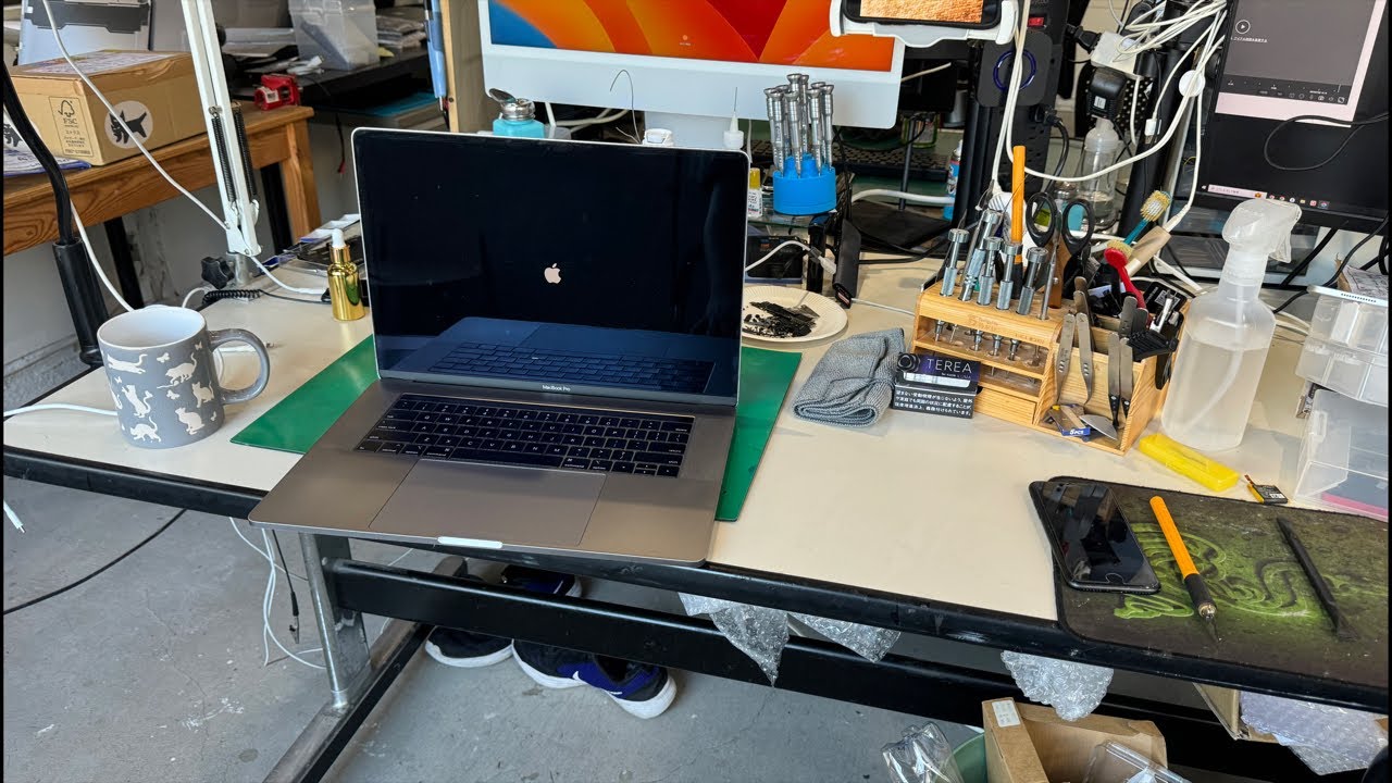 プロ用作業マニュアル】MacBook Pro 2018 A1990 バッテリー交換修理1/2