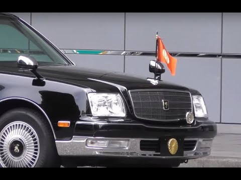 御料車センチュリーへの天皇旗取り付け 御紋掲出の様子 Motorcade of