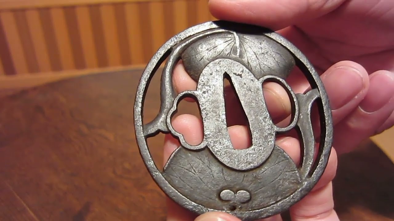 骨董を楽しむ―越前住 記内作 鍔 刀装具 - YouTube