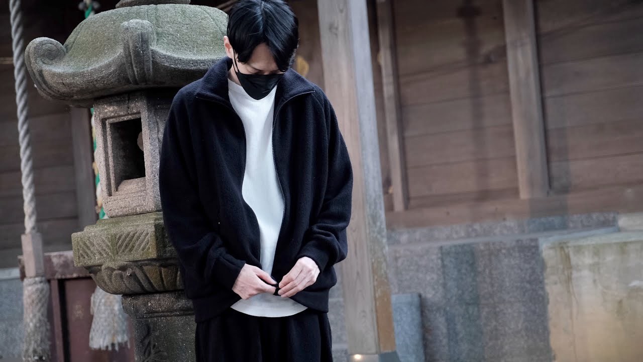 COMOLI】ウールフリース トラックジャケット・パンツを着てコンビニ